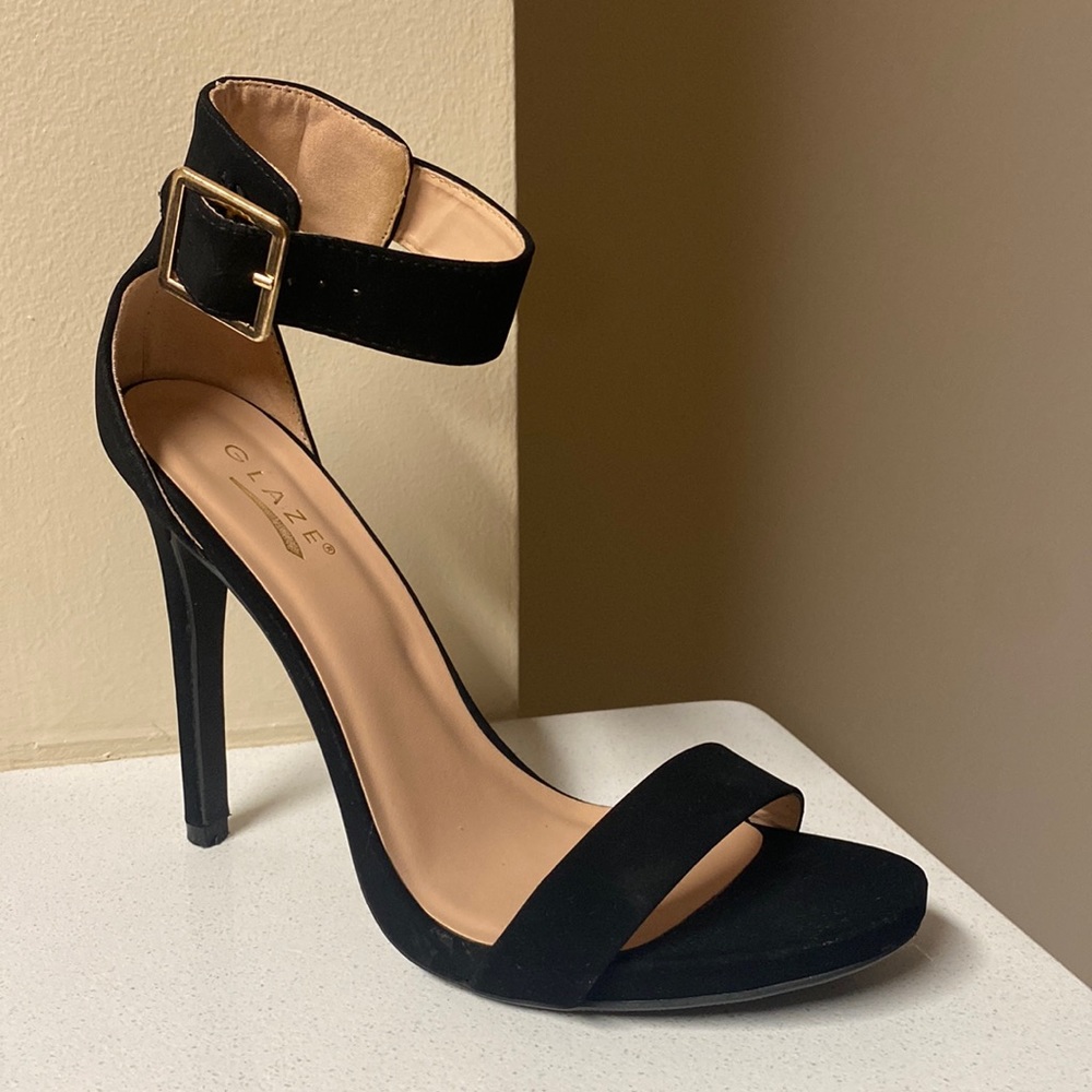 Glaze size 9 black stilettos with gold buckle